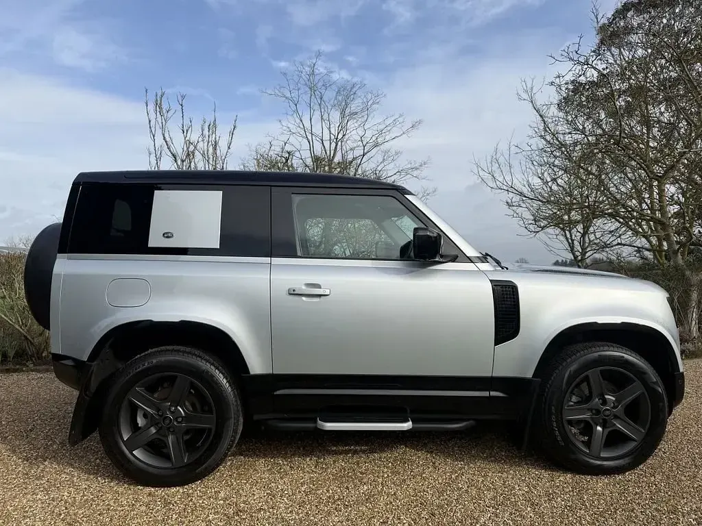 Usado Land Rover Defender SE Dynamic 250 HP (183 kW) 2022 Prateado SUV