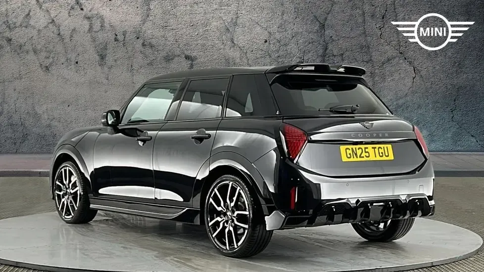 Used Mini Cooper Hatch 113 kW (154 HP) 2025 Black Hatchback