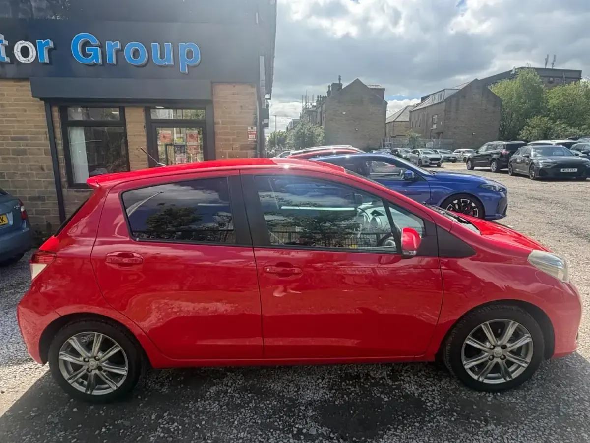 Begagnad Toyota Yaris SR 99 HK (72 kW) 2012 Röd Halvkombi