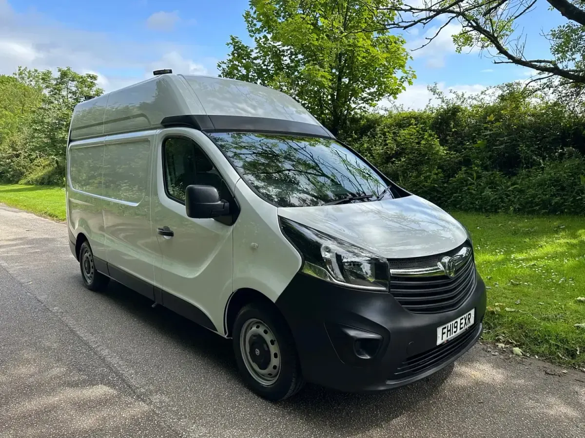 Usado Vauxhall Vivaro 125 HP (91 kW) 2019 Branco Monovolume