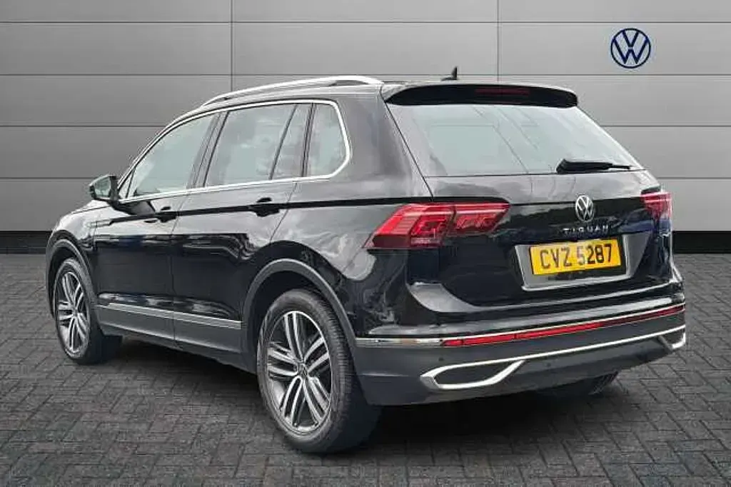 Usado VW Tiguan Elegance 150 HP (110 kW) 2023 Preto SUV