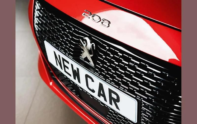 White Used 2022 Peugeot 2008 Premium SUV | £14,703 (Good price) - Image 1/2