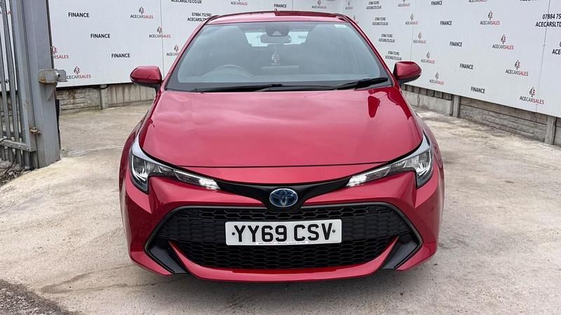 Used Toyota Corolla 122 HP (89 kW) 2019 Red Hatchback