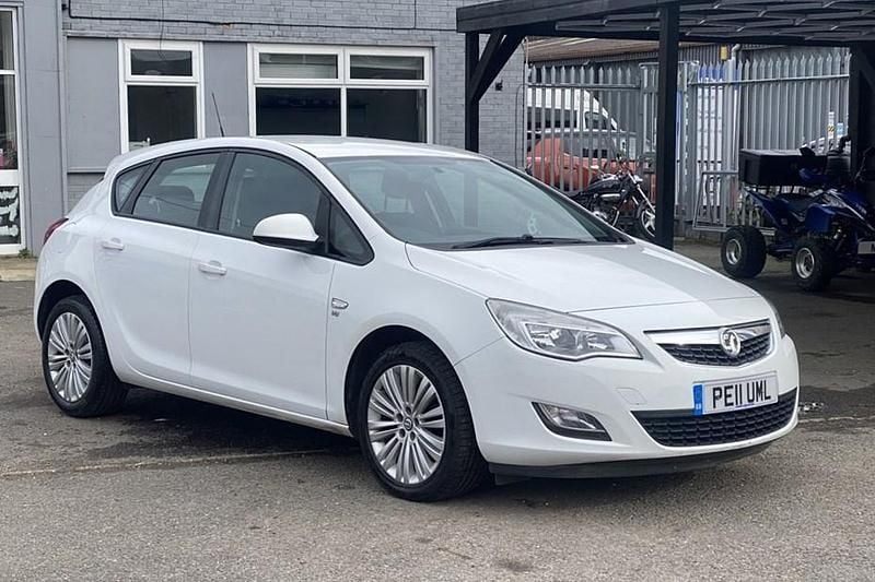 Used Vauxhall Astra Excite 2011 White Hatchback