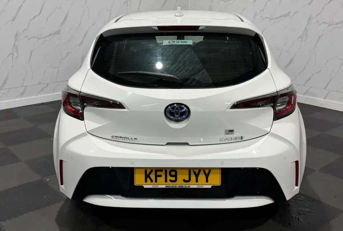 Used Toyota Corolla 122 HP (89 kW) 2019 White Hatchback