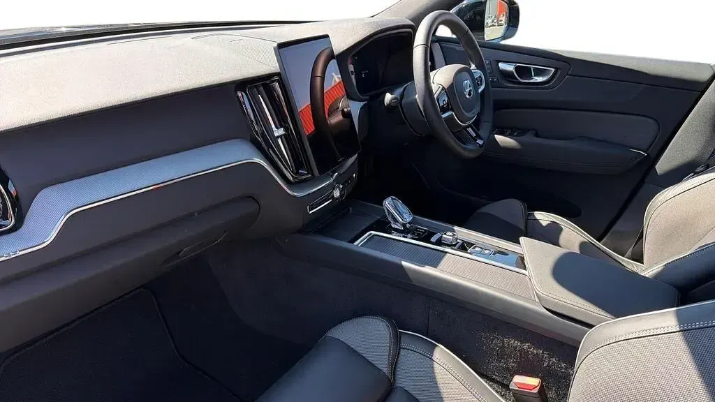 New Volvo XC60 Plus 345 HP (253 kW) 2026 Black SUV