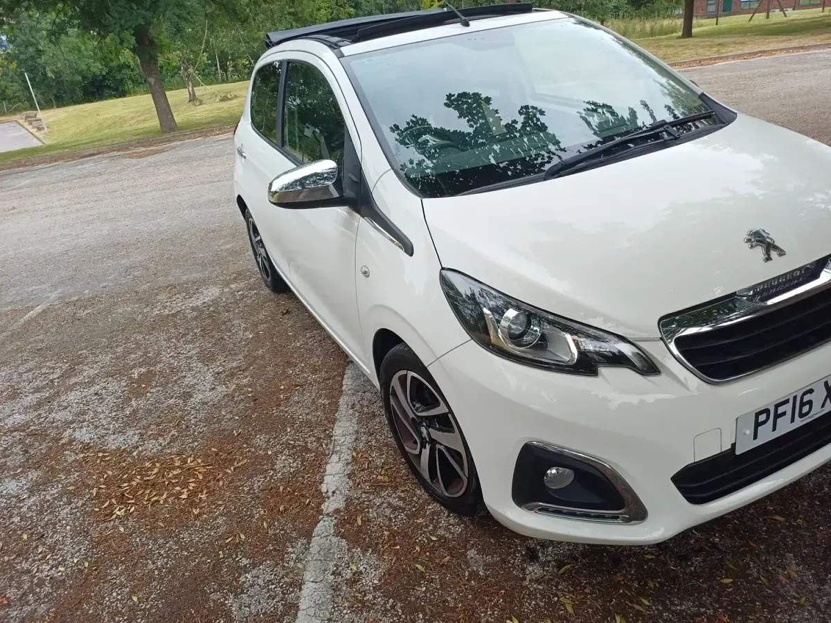 Used Peugeot 108 Allure 82 HP (60 kW) 2016 White Hatchback
