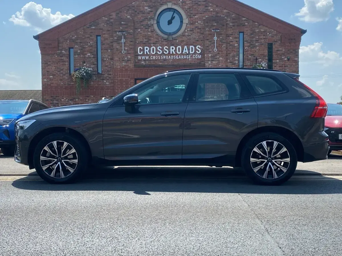 Used Volvo XC60 Plus 250 HP (183 kW) 2025 Platinum grey SUV