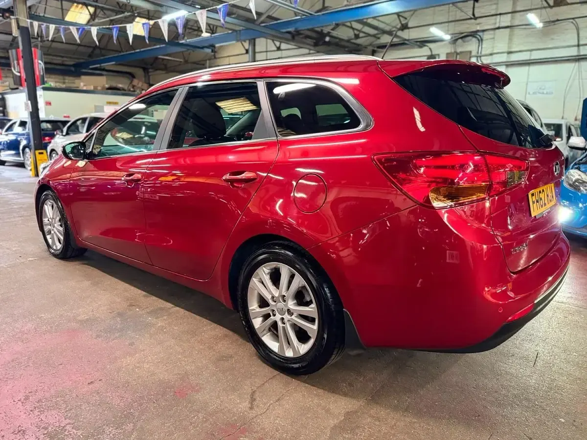 Used Kia Ceed Sportswagon 126 HP (92 kW) 2013 Red Estate
