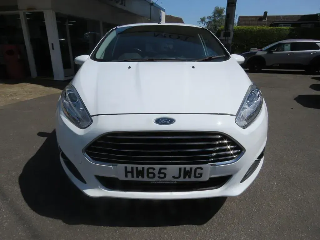 Used Ford Fiesta Titanium 100 HP (73 kW) 2015 White Hatchback