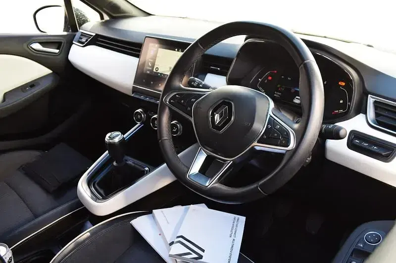 Used Renault Clio V Techno 90 HP (66 kW) 2023 White Hatchback