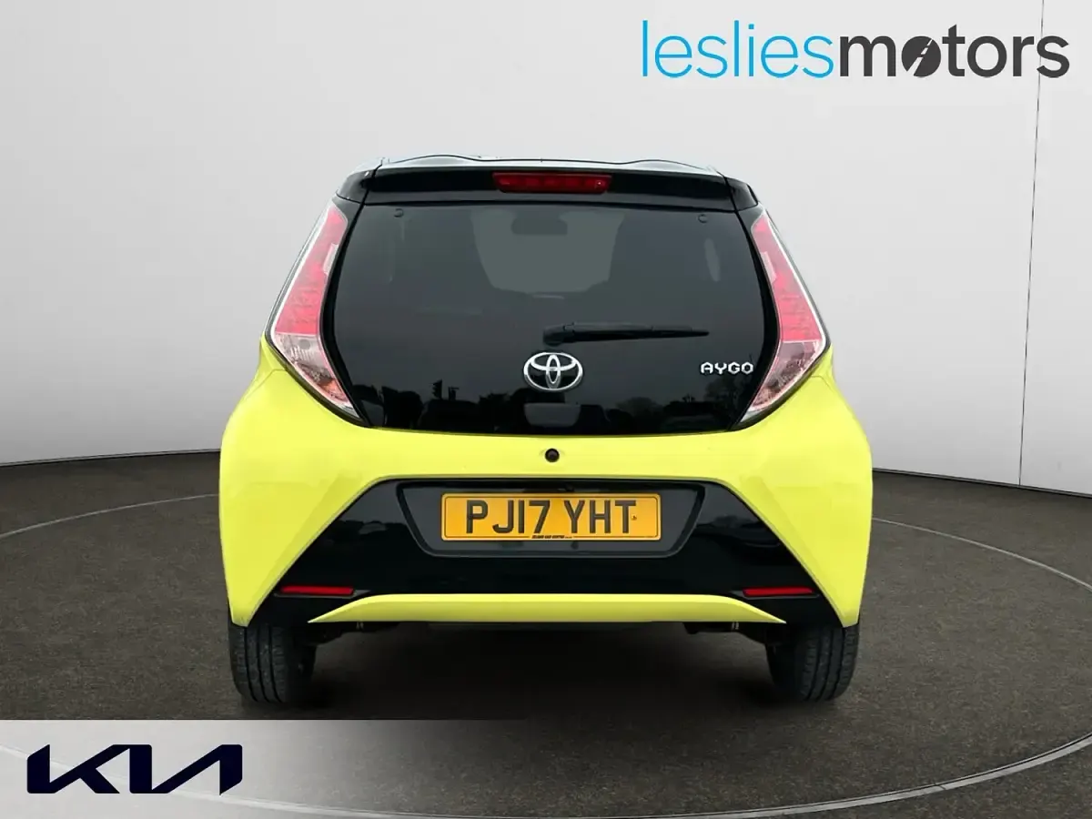 Begagnad Toyota Aygo X-cite 69 HK (50 kW) 2017 Gul Halvkombi