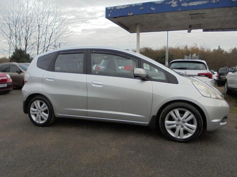 Begagnad Honda Jazz EX 100 HK (73 kW) 2009 Silver Halvkombi