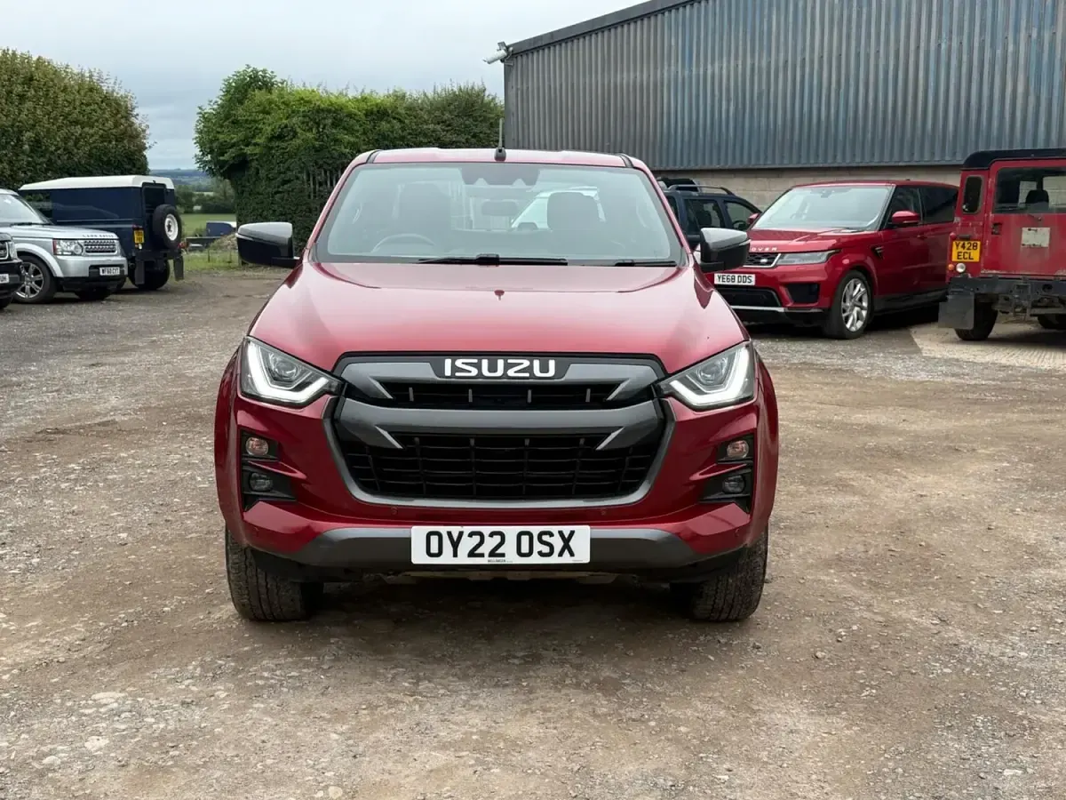 Used Isuzu Pick up 164 HP (120 kW) 2022 Red Pickup