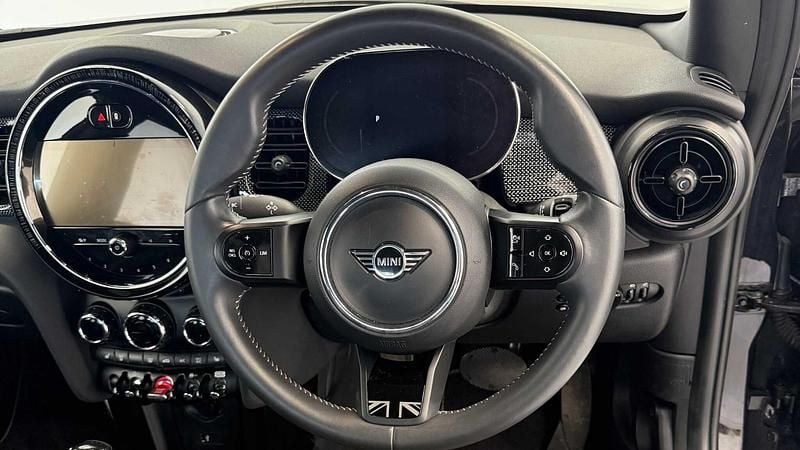 Używany Mini Cooper Exclusive 134 KM (98 kW) 2024 Czarny Hatchback