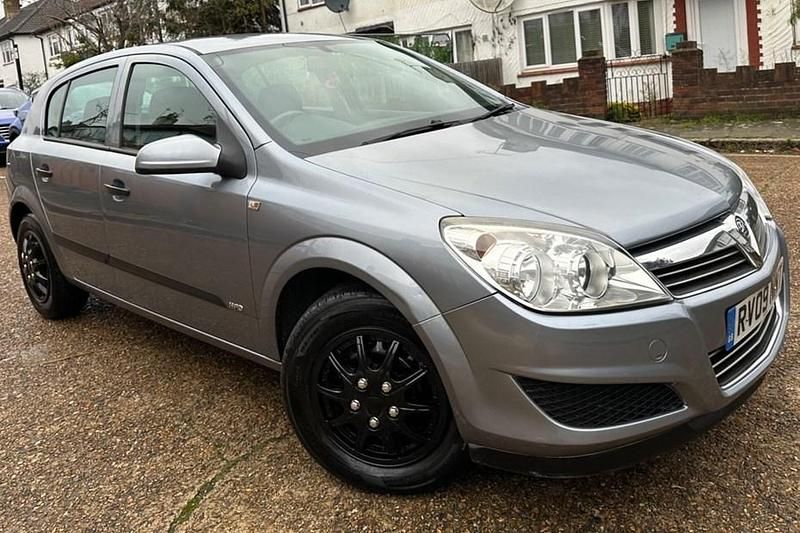Silver Used 2009 Vauxhall Astra Hatchback | £2,950 (Good price) - Image 1/1