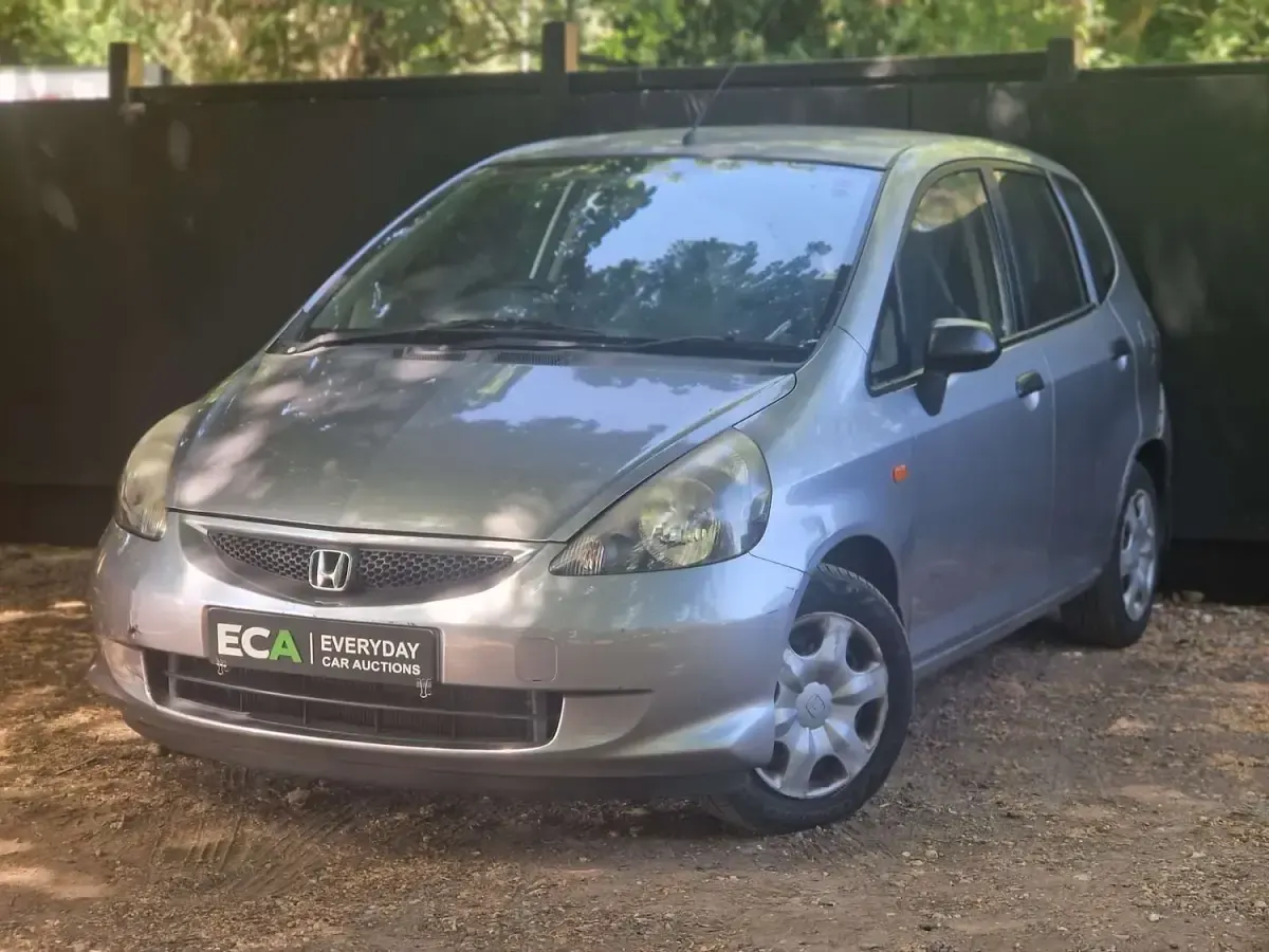 Begagnad Honda Jazz S 78 HK (57 kW) 2006 Silver Halvkombi