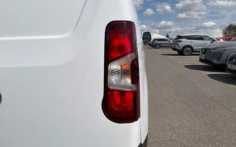 Used Vauxhall Combo 100 kW (136 HP) 2025 White MPV