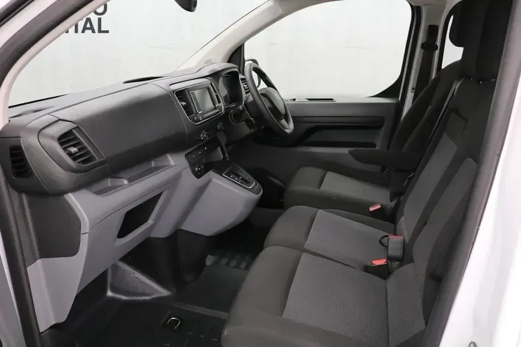 Used Peugeot e-Expert 100 kW (136 HP) 2022 White Van