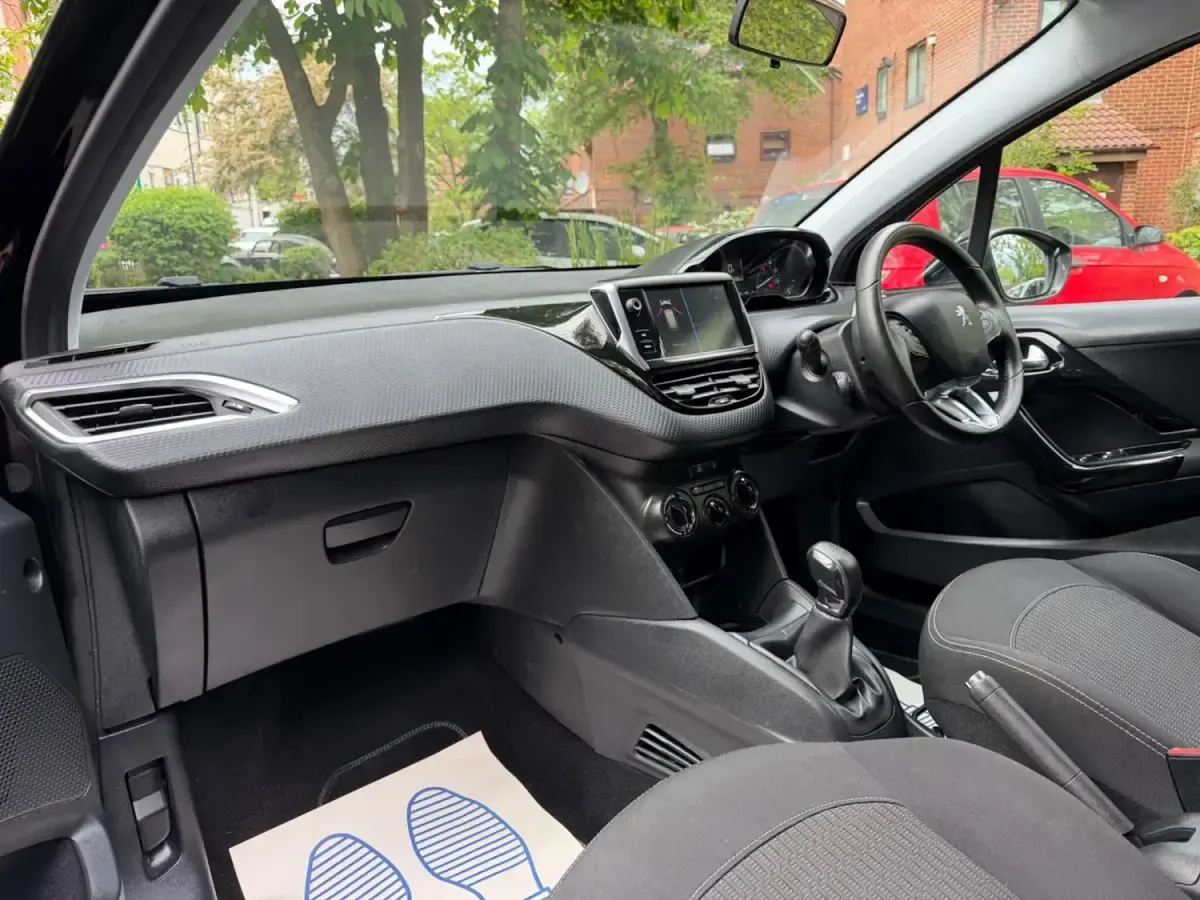 Używany Peugeot 208 2018 Czarny Hatchback