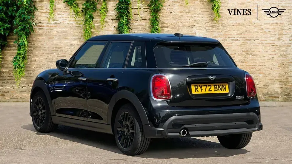 Begagnad Mini Cooper Classic 134 HK (98 kW) 2022 Svart Halvkombi