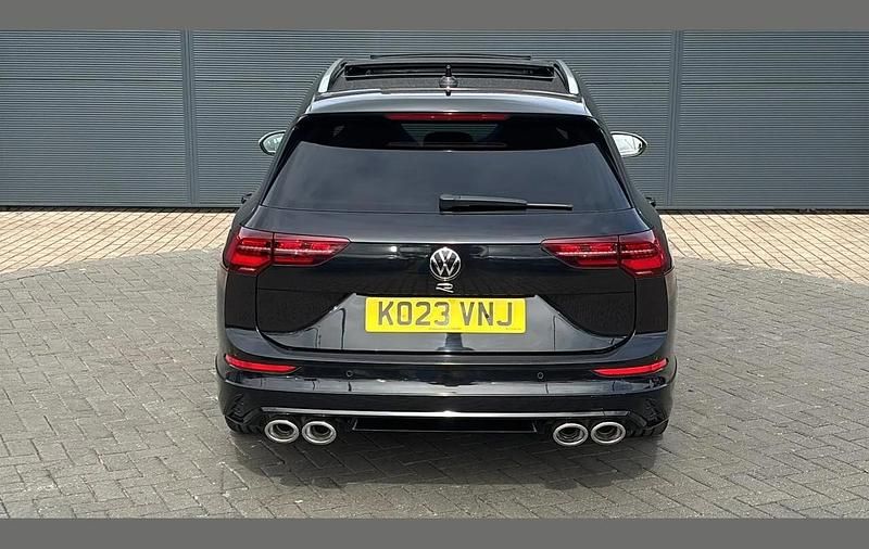 Second-hand VW Golf VIII R 315 CP (231 kW) 2023 Negru Break