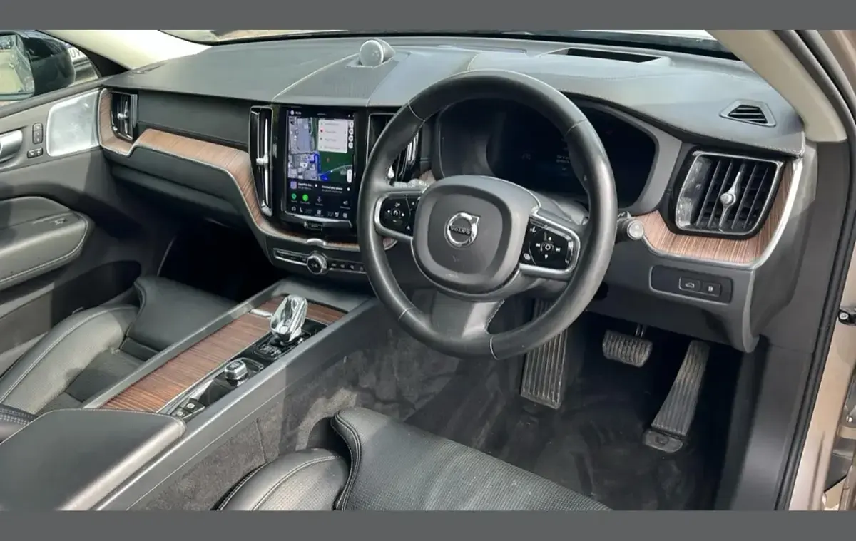 Używany Volvo XC60 Ultimate 455 KM (334 kW) 2023 Złoty SUV