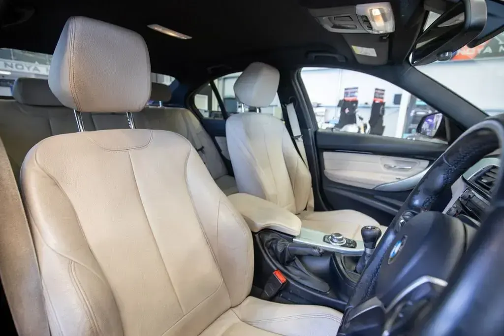 Begagnad BMW 318 M Sport 150 HK (110 kW) 2015 Röd Sedan