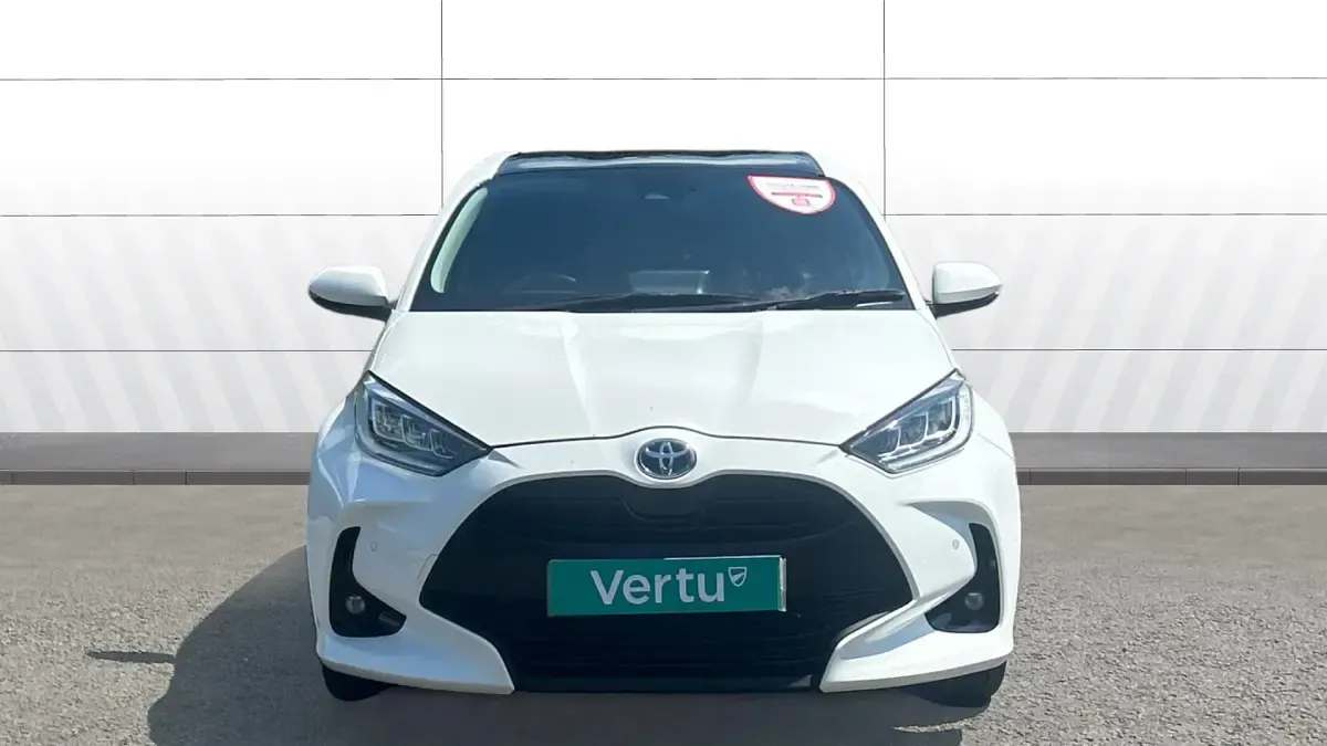 Used Toyota Yaris Design 116 HP (85 kW) 2023 White Hatchback