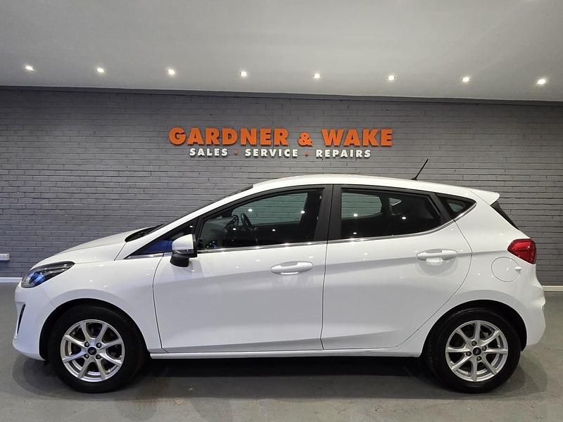 Used Ford Fiesta Zetec 70 HP (51 kW) 2019 White Hatchback
