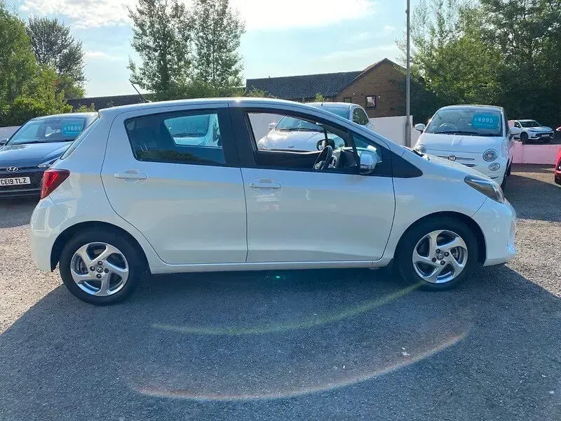 Used Toyota Yaris 101 HP (74 kW) 2014 Glacier white pearl metallic Hatchback