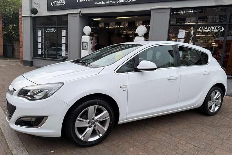 Used Vauxhall Astra SRi 100 HP (73 kW) 2015 White Hatchback