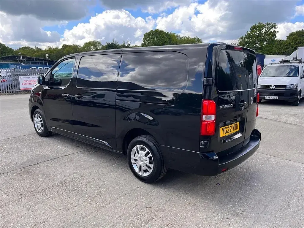 Second-hand Vauxhall Vivaro Sportive 150 CP (110 kW) 2022 Negru Monovolum