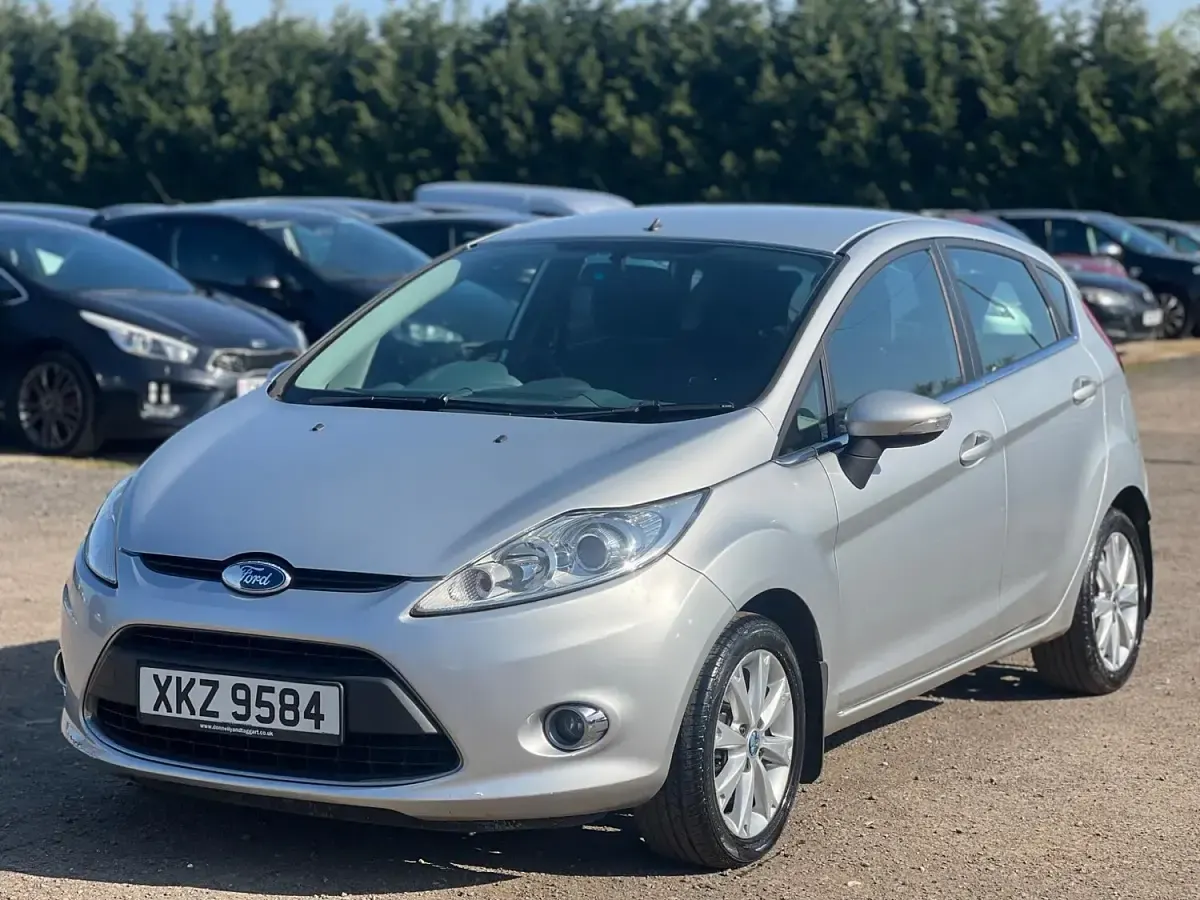 Używany Ford Fiesta Zetec 82 KM (60 kW) 2009 Srebrny Hatchback