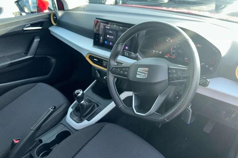 Begagnad Seat Arona SE Technology 94 HK (69 kW) 2023 Röd SUV