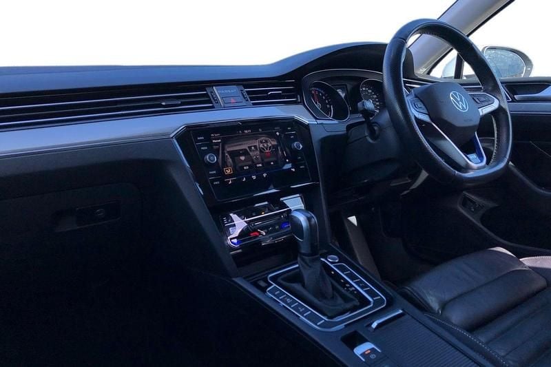 Used VW Passat GTE 218 HP (160 kW) 2021 White Estate