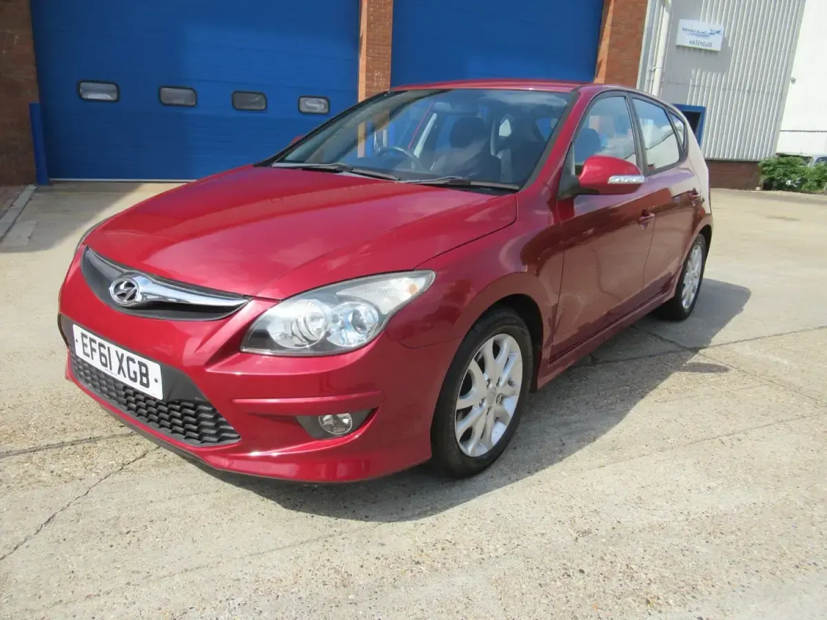 Begagnad Hyundai i30 Comfort 2012 Röd Halvkombi