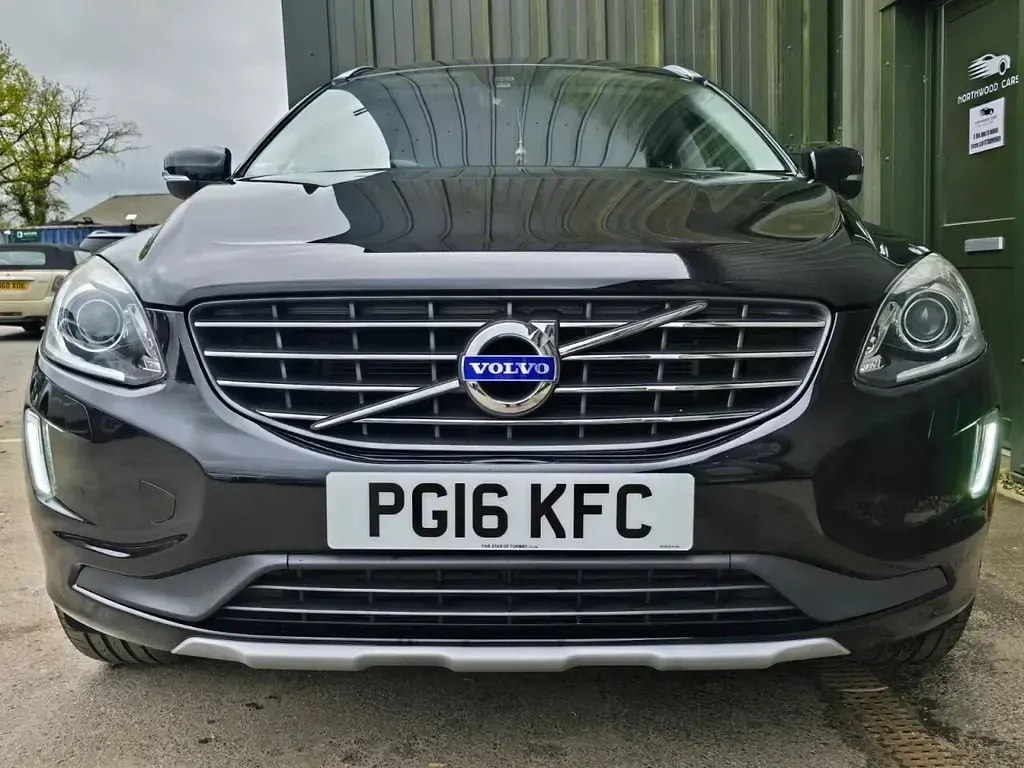 Usado Volvo XC60 SE Lux 220 HP (161 kW) 2016 Preto SUV