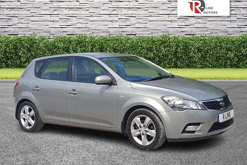 Silver Used 2011 Kia Ceed 2 Hatchback | £1,795 (Fair price) - Image 1/1