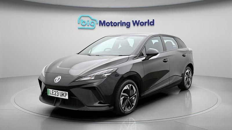 Begagnad MG MG4 EV SE 319 kW (435 HK) 2023 Svart Halvkombi