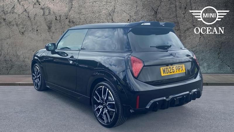 Used Mini Cooper Hatch 154 HP (113 kW) 2025 Black Hatchback