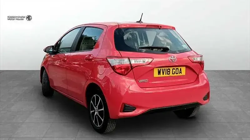 Używany Toyota Yaris 111 KM (81 kW) 2018 Czerwony Hatchback