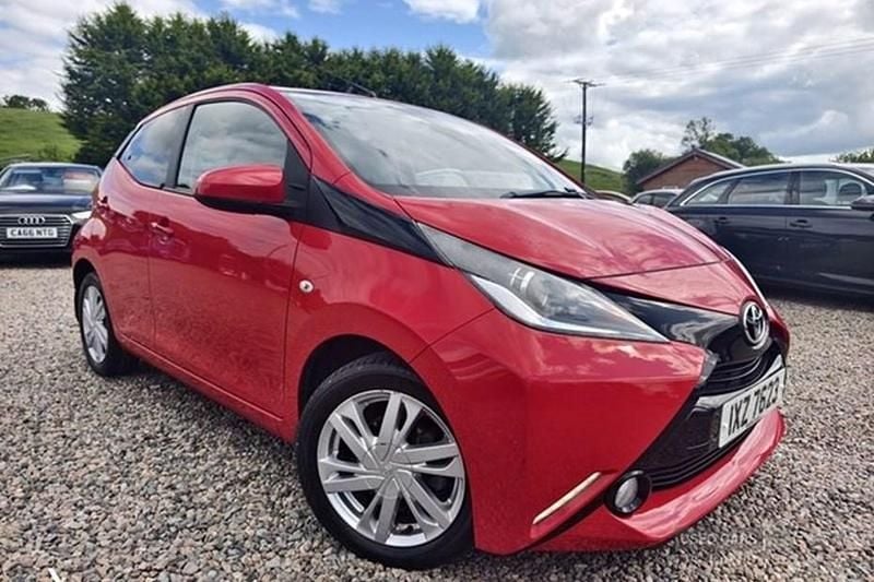 Used Toyota Aygo x-press 68 HP (50 kW) 2016 Red Hatchback