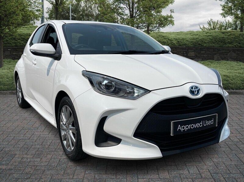 White Used 2024 Toyota Yaris Hybrid Hatchback | £18,495 (Fair price) - Image 1/4