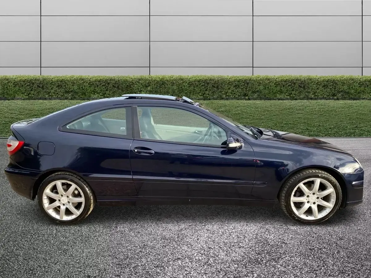 Used Mercedes C180 SE 143 HP (105 kW) 2007 Blue Coupe