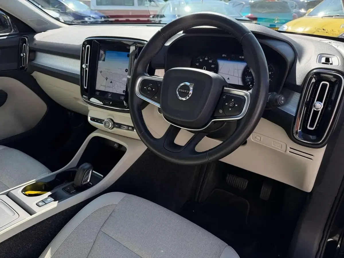 Used Volvo XC40 Momentum 2019 Black SUV