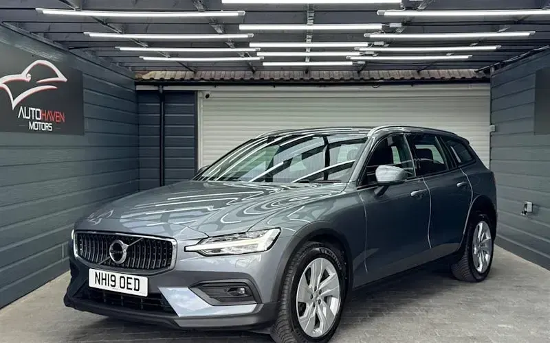 Begagnad Volvo V60 CC Plus 190 HK (139 kW) 2020 Kombi