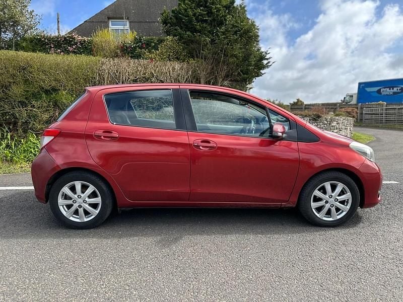 Used Toyota Yaris Multidrive S 101 HP (74 kW) 2012 Red Hatchback