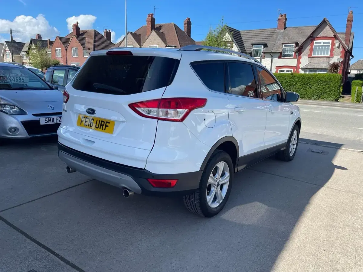 Usado Ford Kuga Zetec 150 CV (110 kW) 2016 Blanco SUV