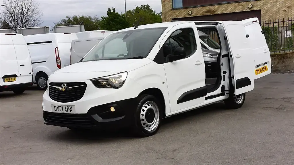 Used Vauxhall Combo Edition 130 HP (95 kW) 2021 White MPV